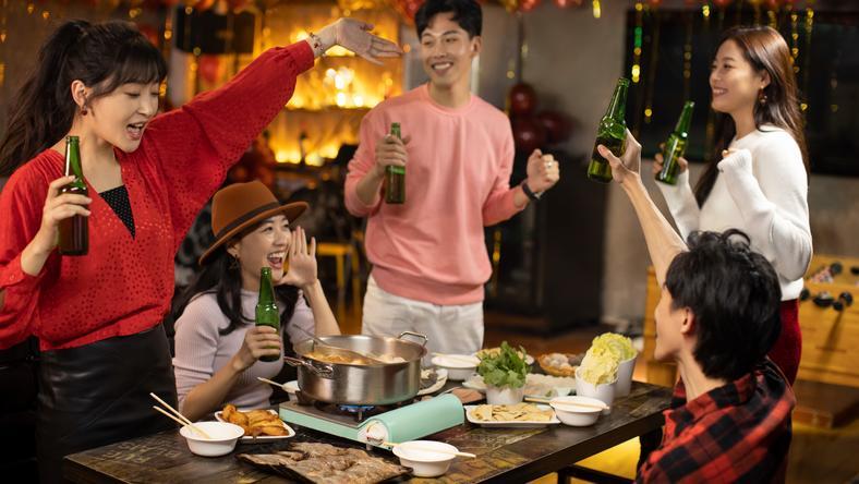 年轻人的年夜饭,拼着吃